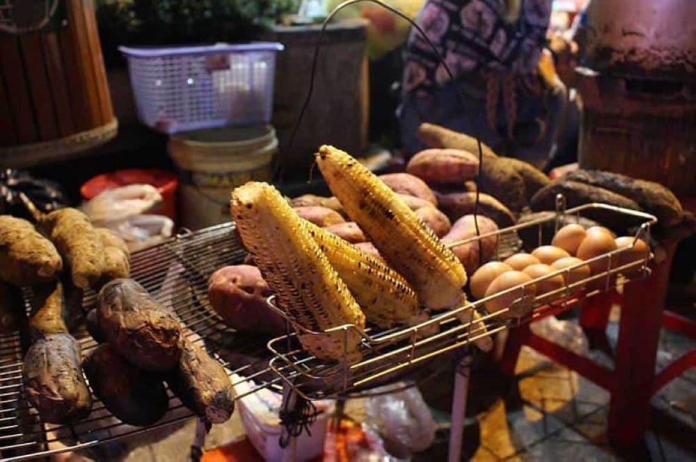 Bắp và khoai nướng là những món ăn vặt đặc sản không thể bỏ qua khi đến Đà Lạt